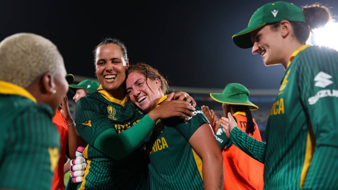 Chloe Tryon has a big hug for Nadine de Klerk, India vs South Africa, Women's ODI World Cup, Visakhapatnam, October 9, 2025