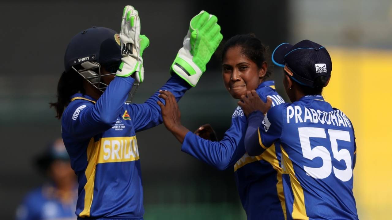 Kavisha Dilhari celebrates a wicket with Anushka Sanjeewani and Udeshika Prabodhani, Sri Lanka vs England, Women's ODI World Cup, Colombo, October 11, 2025