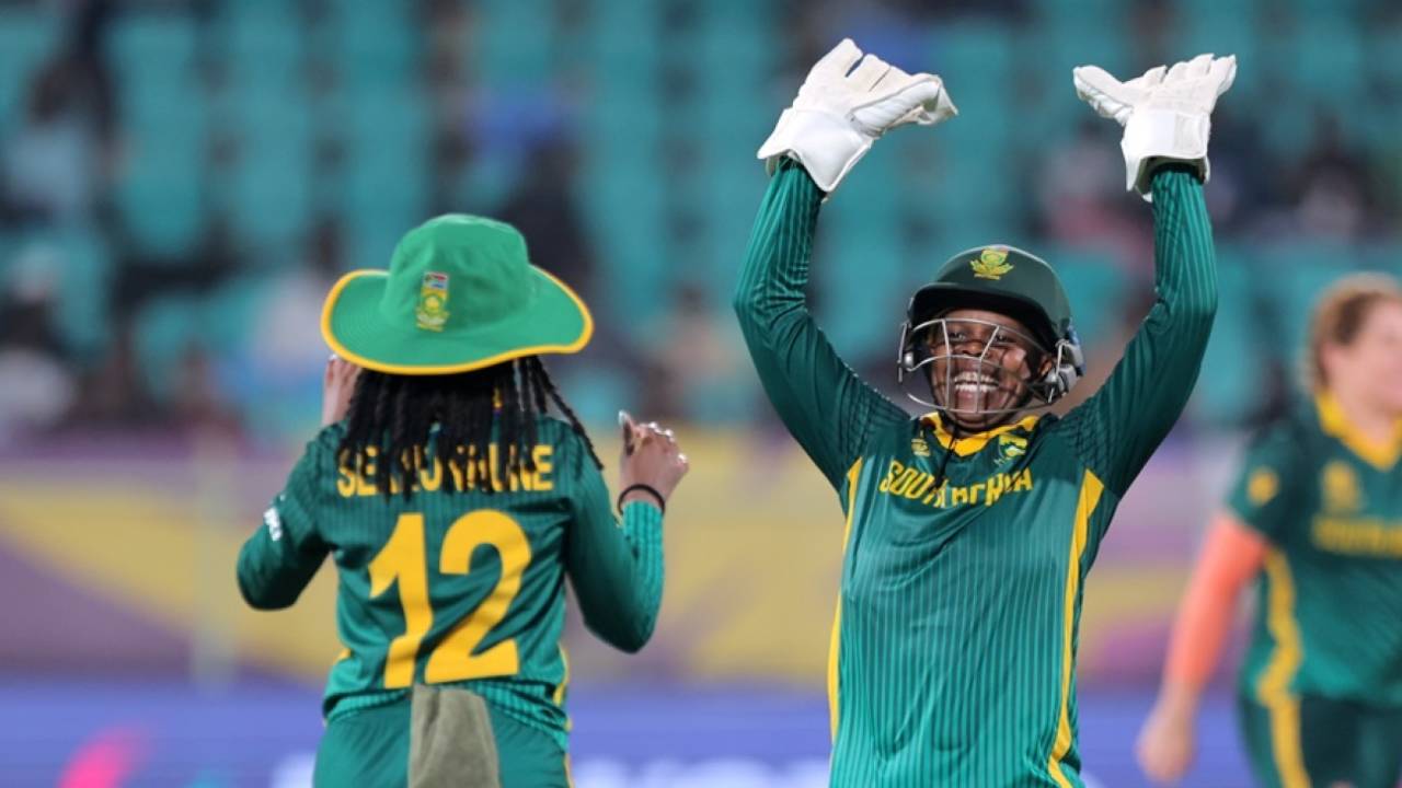 Sinalo Jafta runs to congratulate Tumi Sekhukhune for a direct hit, Bangladesh vs South Africa, Women's ODI World Cup, Visakhapatnam, October 13, 2025