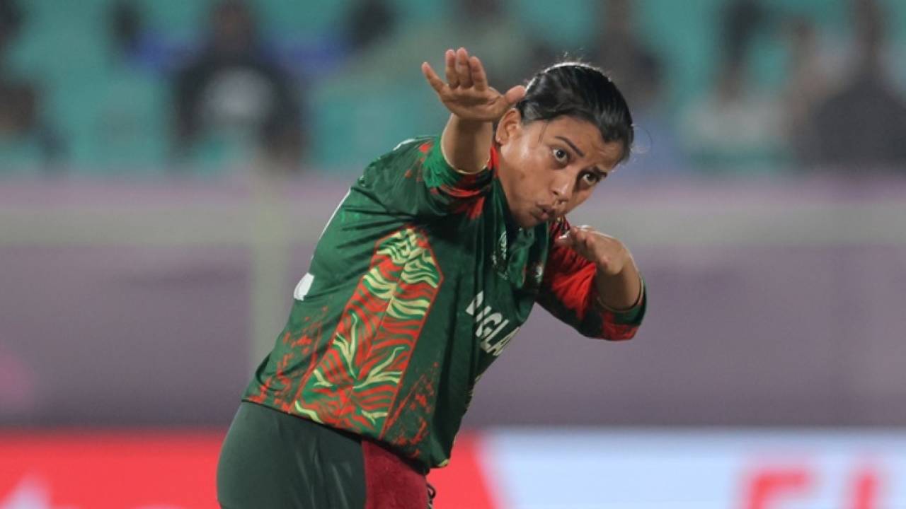 Fahima Khatun exults after bowling Sinalo Jafta, Bangladesh vs South Africa, Women's ODI World Cup, Visakhapatnam, October 13, 2025