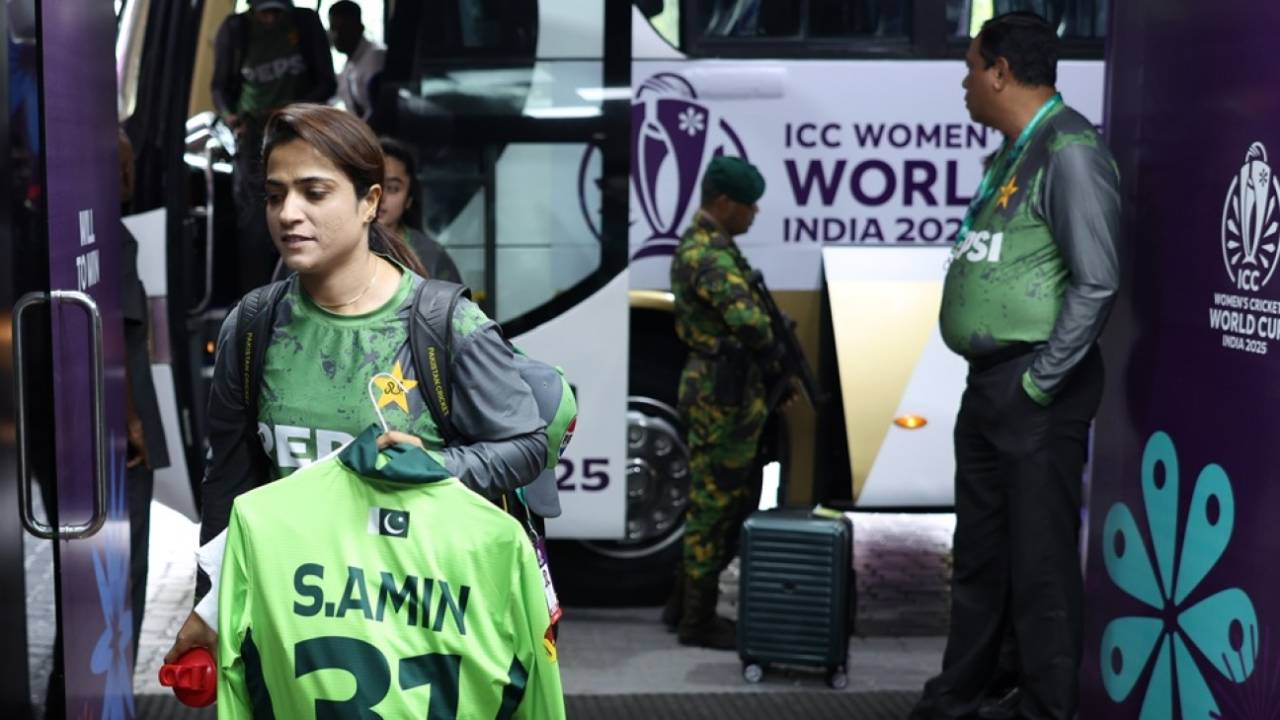 Sidra Amin arrives at the ground, England vs Pakistan, Women's World Cup, Colombo, October 15, 2025