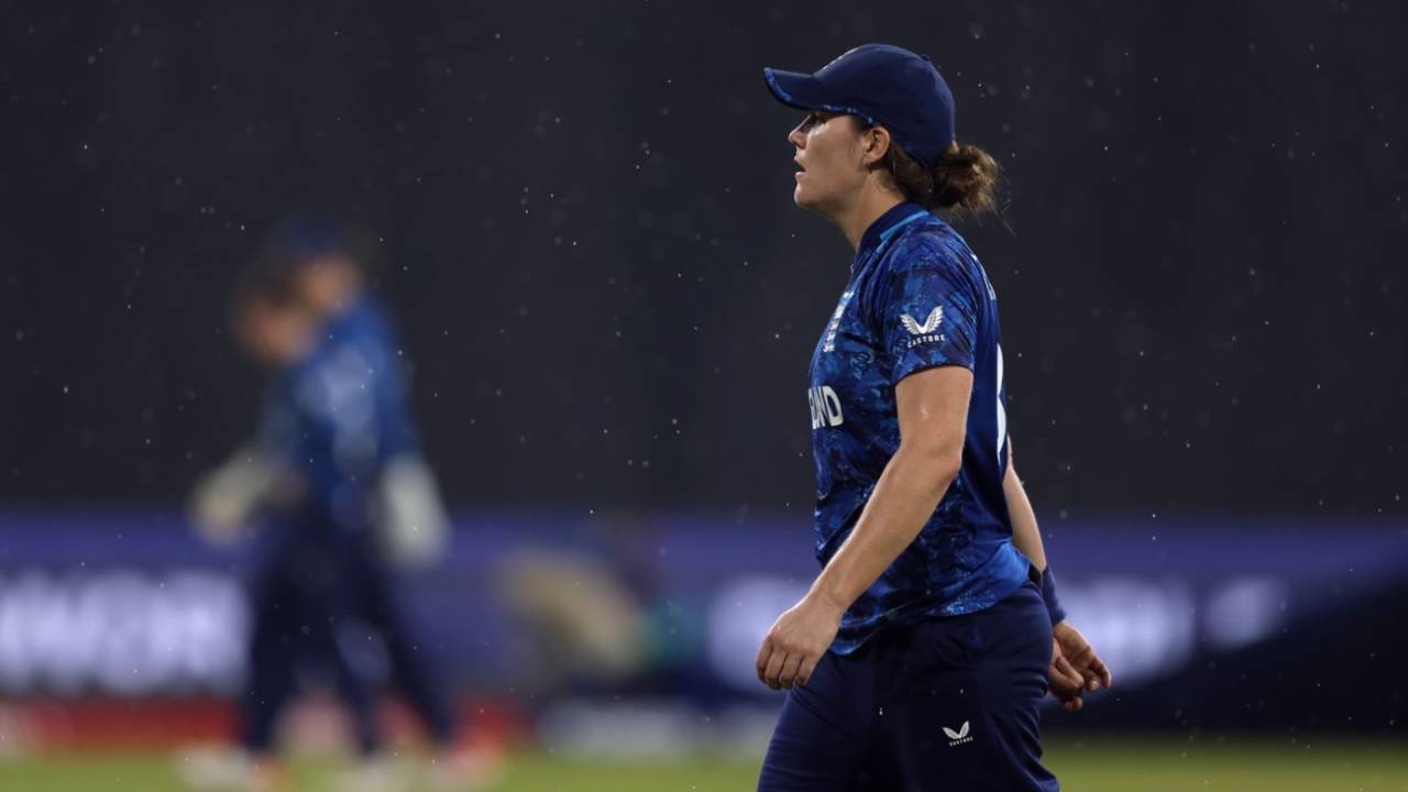 Nat Sciver -Brunt walks off as rain returned in Colombo, England vs Pakistan, Women's World Cup, Colombo, October 15, 2025