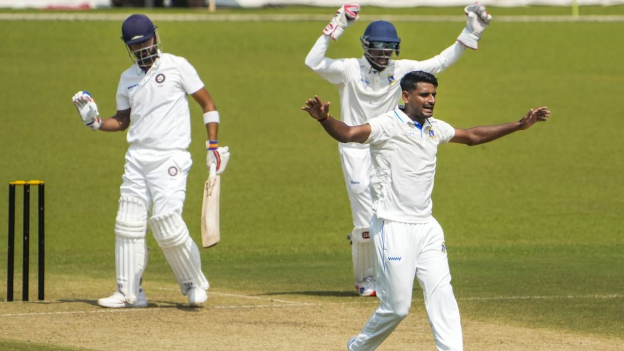 Suraj Sindhu Jaiswal celebrates Prashant Chopra's wicket, Bengal vs Uttarakhand, Ranji Trophy, 1st day, Kolkata, October 15, 2025
