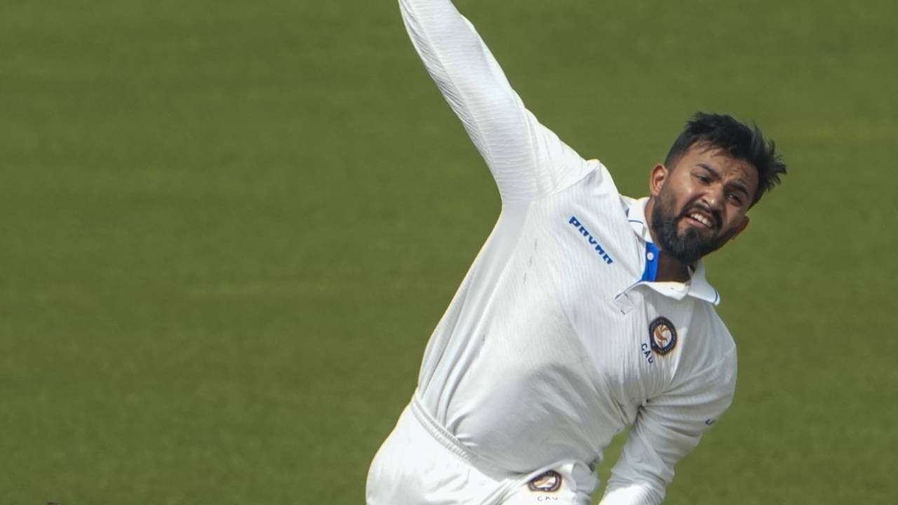 Avneesh Sudha bowls, Bengal vs Uttarakhand, Ranji Trophy, 2nd day, Kolkata, October 16, 2025
