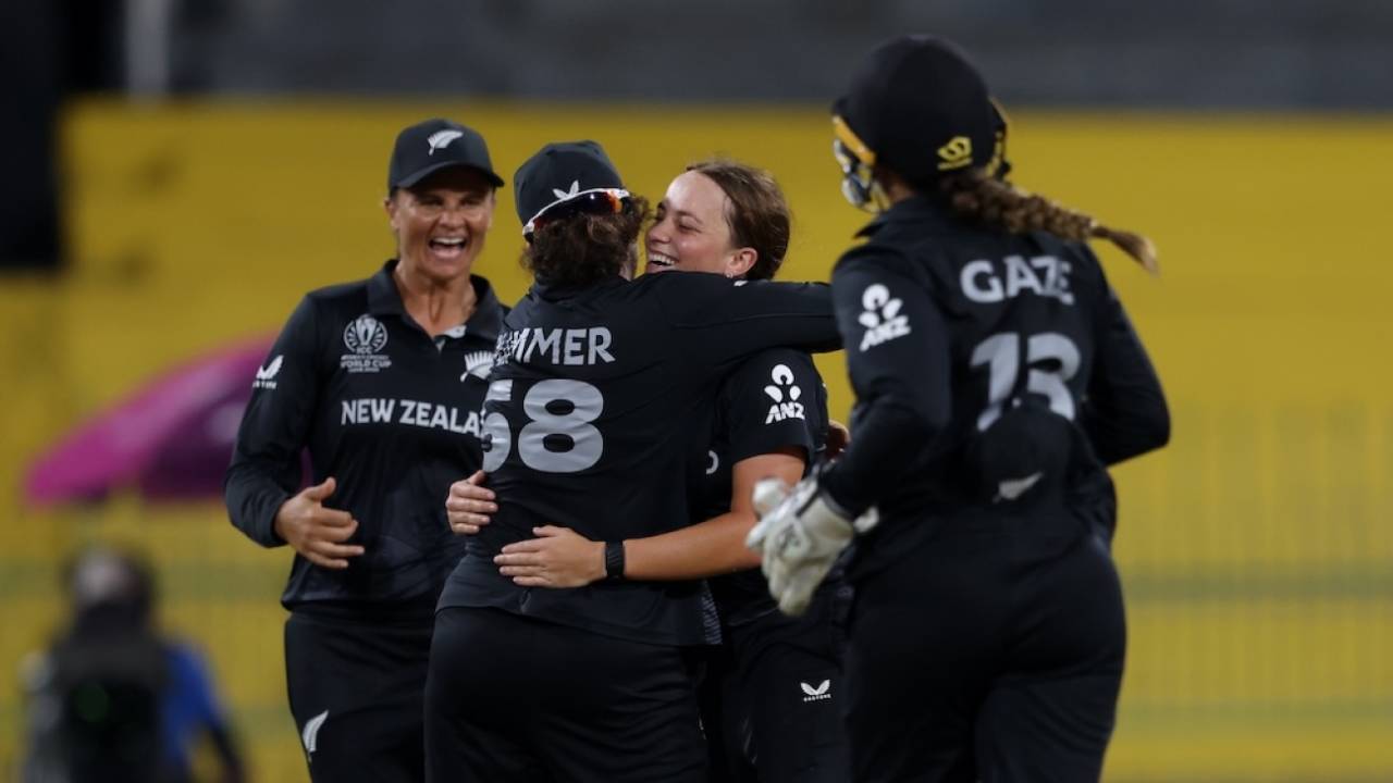 Eden Carson struck in her first over with the wicket of Natalia Pervaiz, New Zealand vs Pakistan, Women's World Cup 2025, Colombo, October 18, 2025