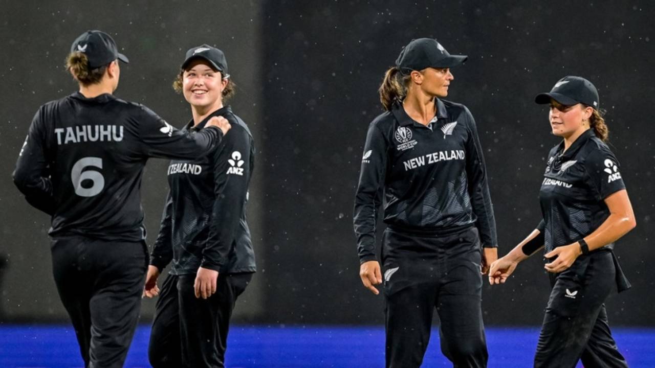 The New Zealand fielders walk off as rain returned in Colombo, New Zealand vs Pakistan, Women's World Cup 2025, Colombo, October 18, 2025