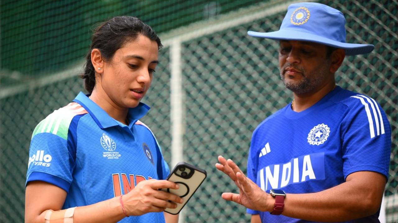 Smriti Mandhana has a chat with coach Amol Muzumdar, India vs England, Women's ODI World Cup, Indore, October 18, 2025
