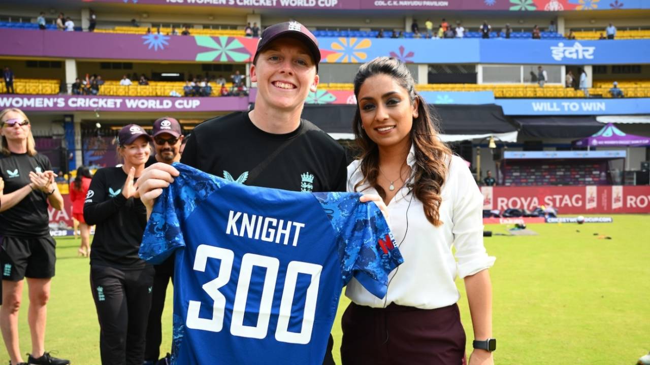 Heather Knight poses with Isa Guha after receiving a special shirt to mark her 300th international appearance, India vs England, Women's ODI World Cup, Indore, October 19, 2025