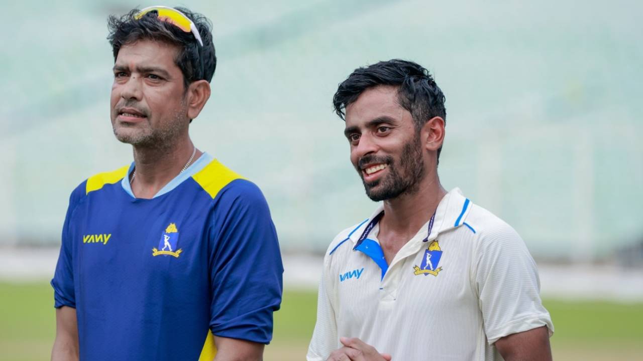 Laxmi Ratan Shukla and Abhimanyu Easwaran after the match, Bengal vs Uttarakhand, Ranji Trophy, 4th day, Kolkata, October 18, 2025
