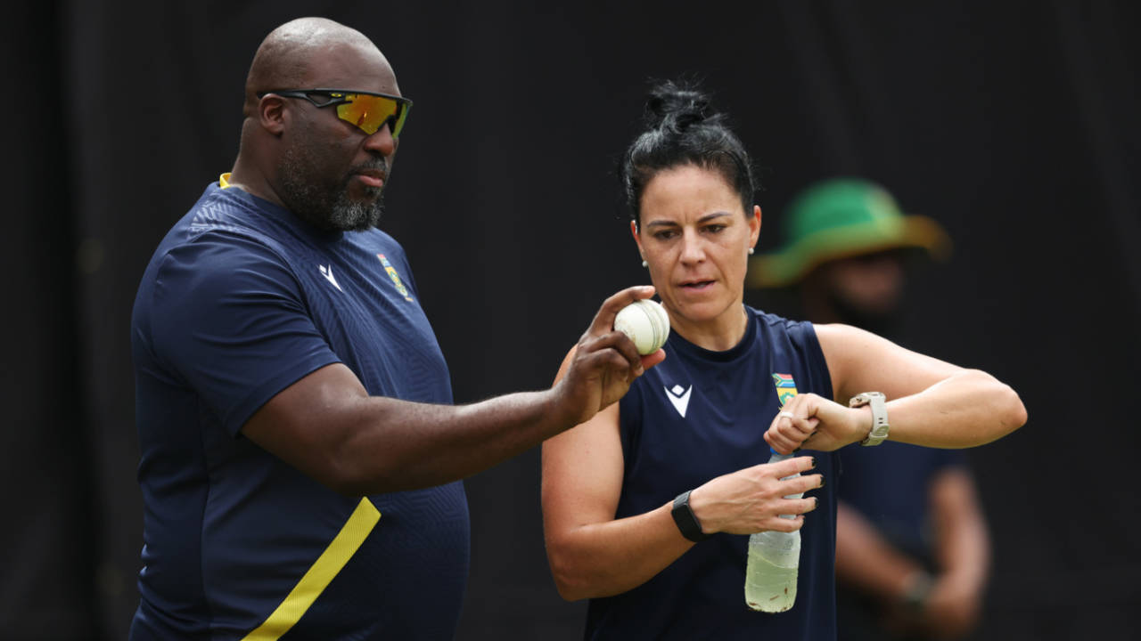 Mandla Mashimbyi talks with Marizanne Kapp, Colombo, October 20, 2025