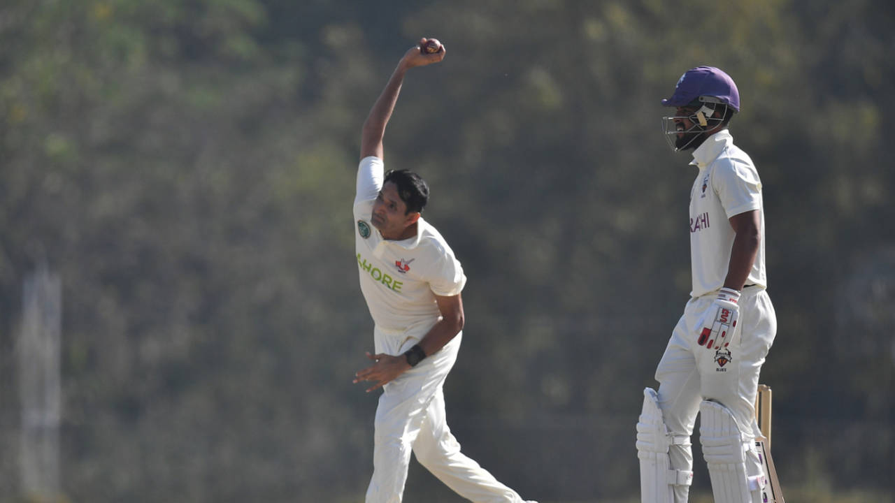 Mohammad Abbas steams in to bowl, Lahore Region Whites vs Karachi Region Blues, Quaid-e-Azam Trophy, Abbottabad, October 24, 2025