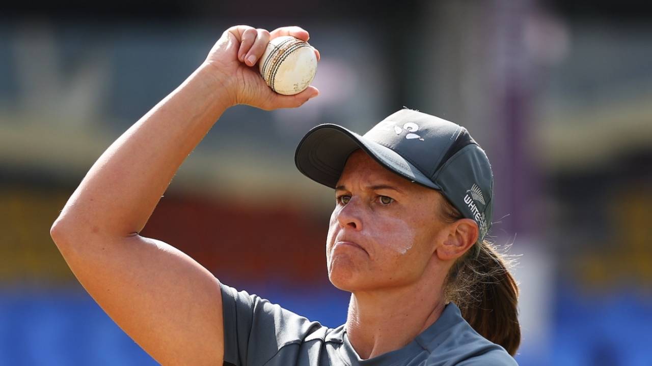 Suzie Bates has a bowl, England vs New Zealand, Women's World Cup, Visakhapatnam, October 26, 2025