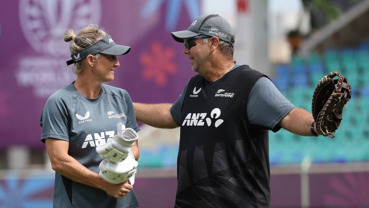 Sophie Devine has a chat with Craig McMillan, England vs New Zealand, Women's World Cup, Visakhapatnam, October 26, 2025