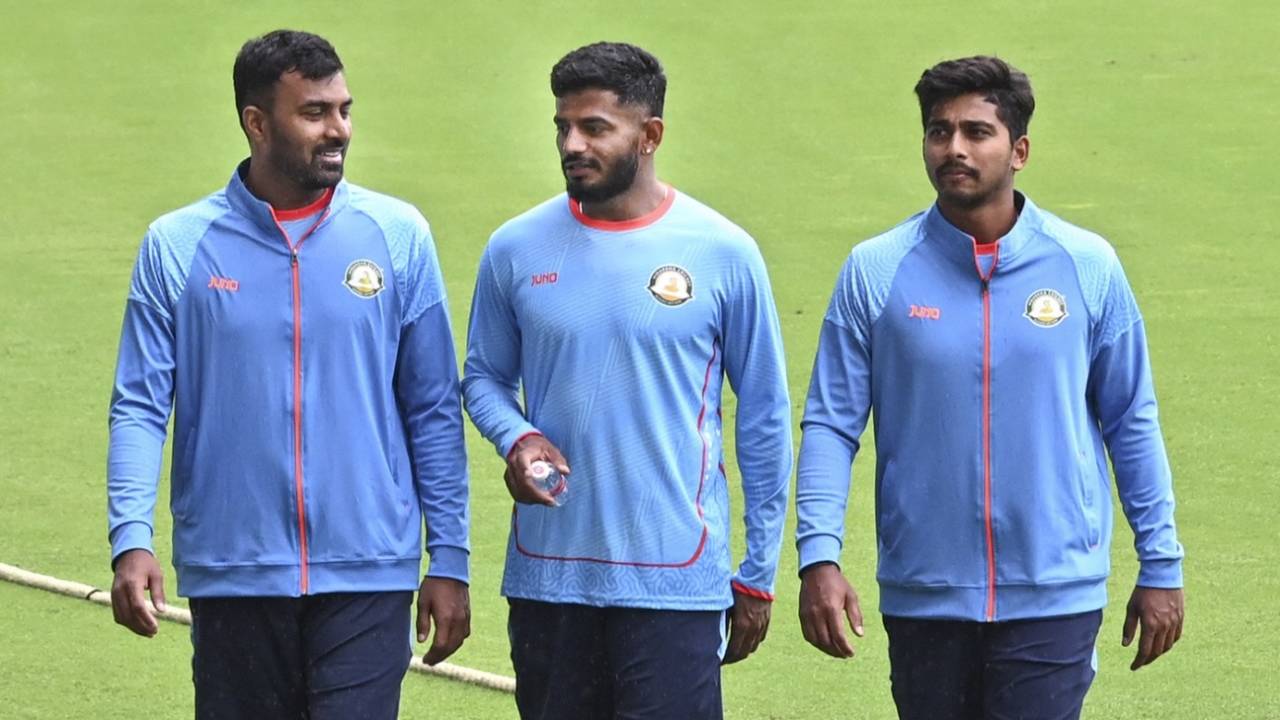 Akshay Karnewar, Shubham Kapse and Darshan Nalkande have a chat, Vidarbha vs Jharkhand, Ranji Trophy 2025-26, 1st day, Nagpur, October 25, 2025