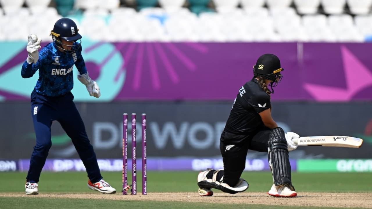 Izzy Gaze loses her stumps to Linsey Smith, England vs New Zealand, Women's World Cup, Visakhapatnam, October 26, 2025