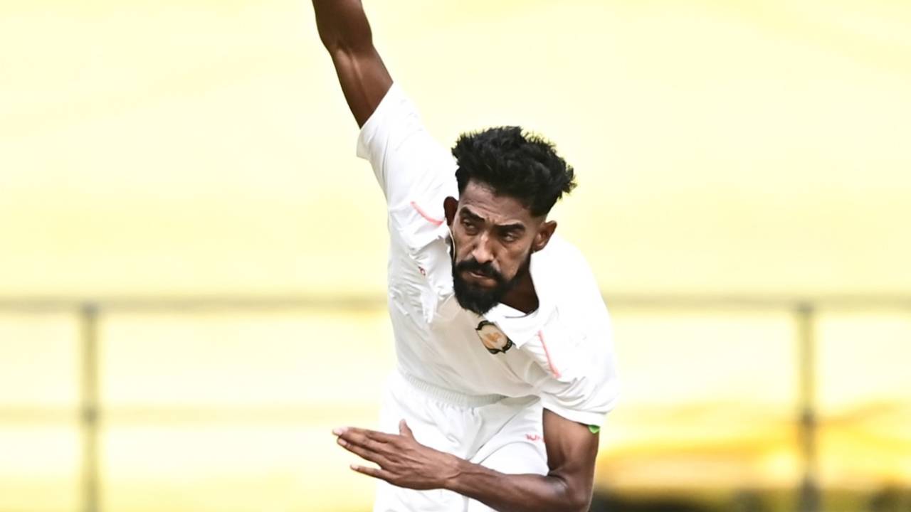 Vidarbha's Praful Hinge bends his back, Vidarbha vs Jharkhand, Ranji Trophy 2025-26, 1st day, Nagpur, October 25, 2025