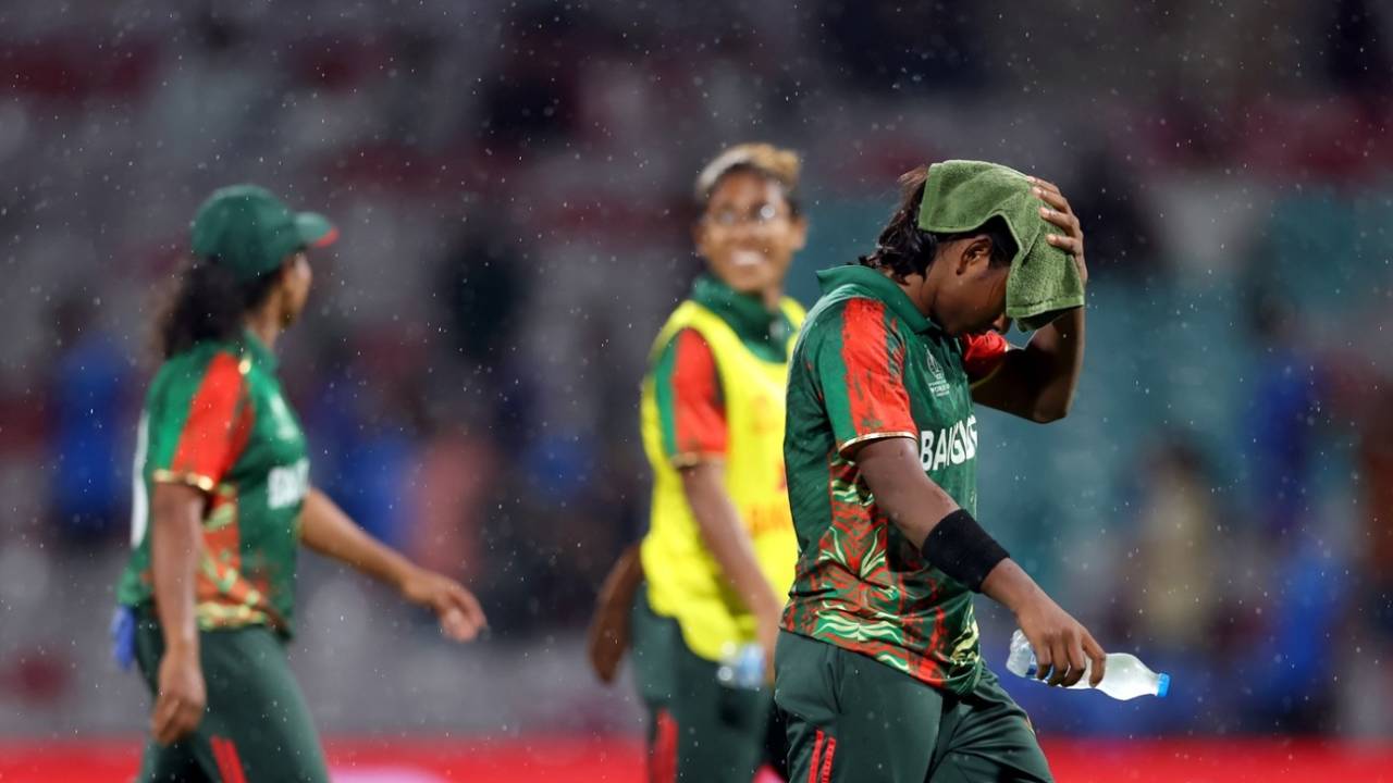 Marufa Akter walks off as the rain sets in, India vs Bangladesh, Women's World Cup 2025, Navi Mumbai, October 26, 2025