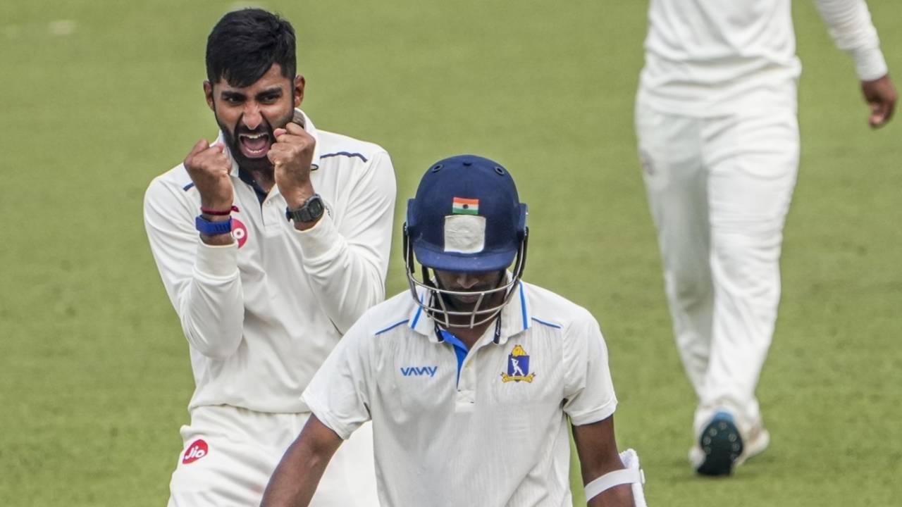 Chintan Gaja celebrates dismissing Abhimanyu Easwaran, Bengal vs Gujarat, 1st day, Ranji Trophy 2025-26, Kolkata, October 25, 2025