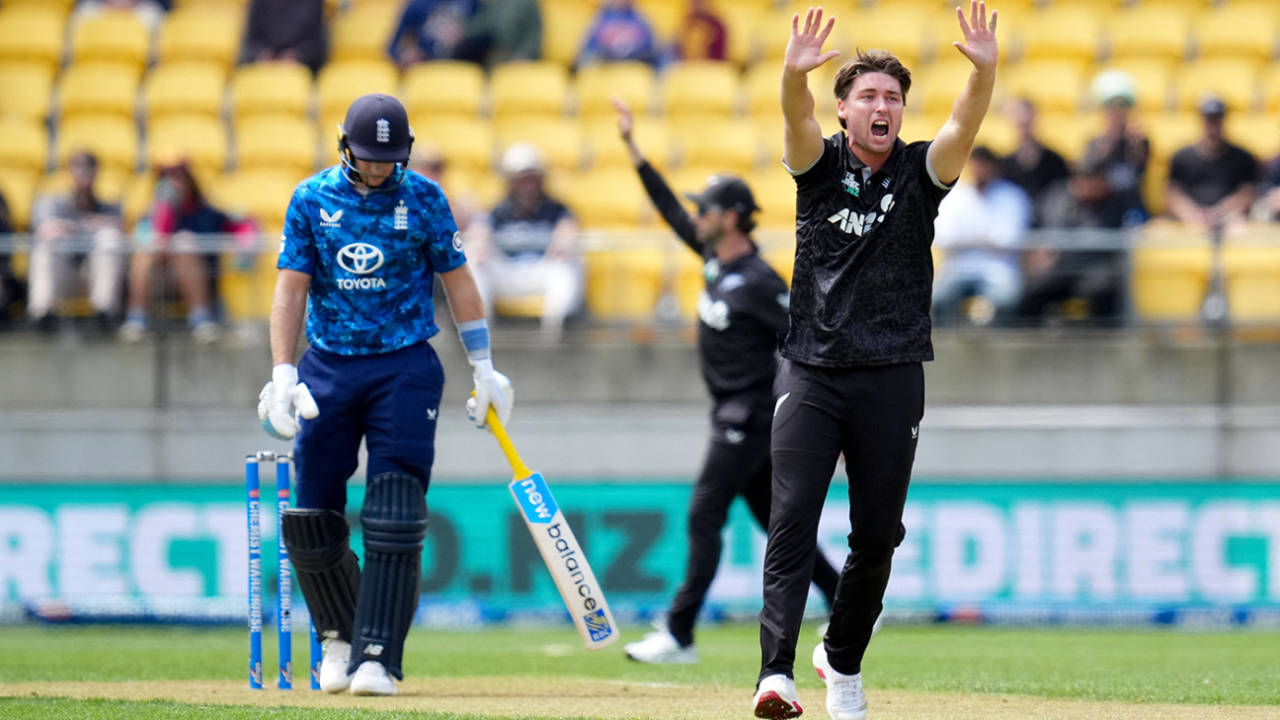 Zak Foulkes appeals for lbw against Joe Root, New Zealand vs England, 3rd ODI, Wellington, November 1, 2025