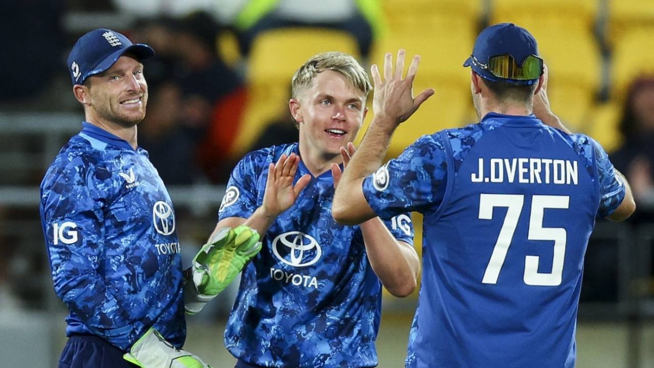 Sam Curran sent back Daryl Mitchell, New Zealand vs England, 3rd ODI, Wellington, November 1, 2025