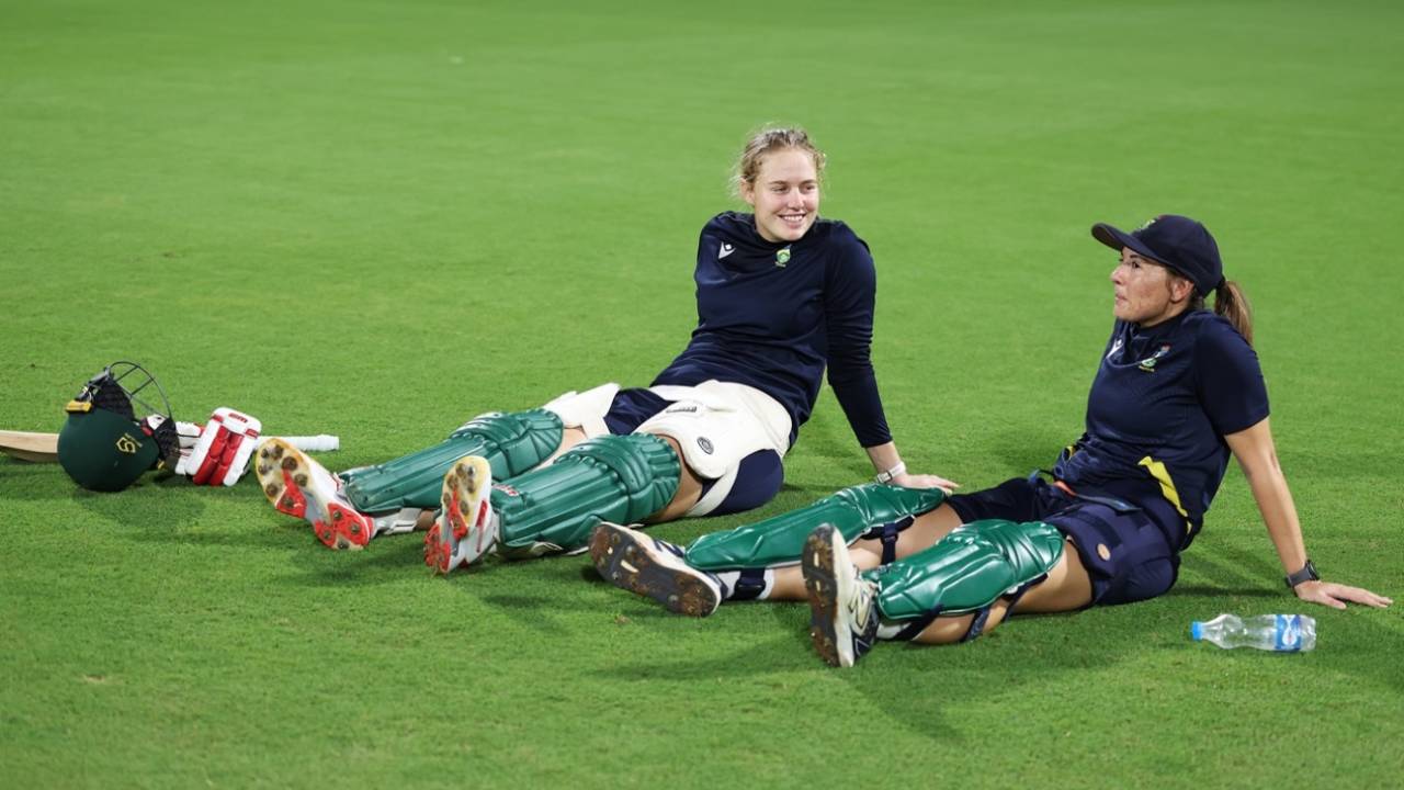 Annerie Dercksen and Sune Luus take a break, ICC Women's ODI World Cup, Mumbai, November 1, 2025