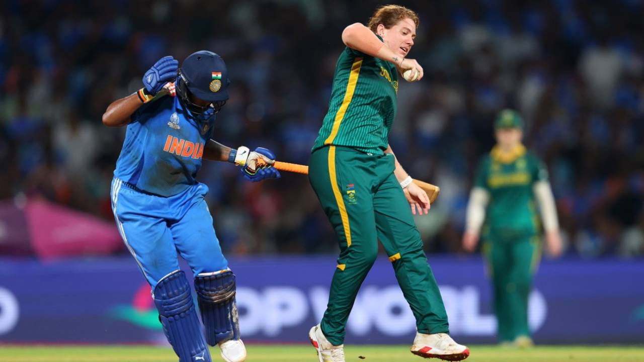 Nadine de Klerk collided with Deepti Sharma as she took a catch off her own bowling, India vs South Africa, Women's World Cup final, Navi Mumbai, November 2, 2025