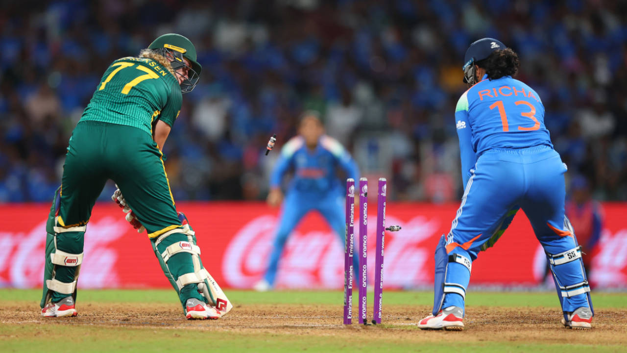 Annerie Dercksen was dismissed with a yorker, India vs South Africa, Women's World Cup final, Navi Mumbai, November 2, 2025
