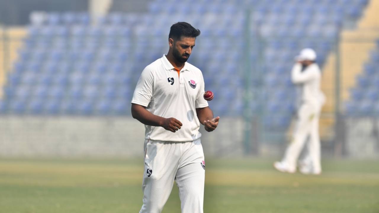 Auqib Nabi picked up his third five-wicket haul of the Ranji season, Delhi vs Jammu & Kashmir, Ranji Trophy, Elite Group D, 1st day, Delhi, November 8, 2025