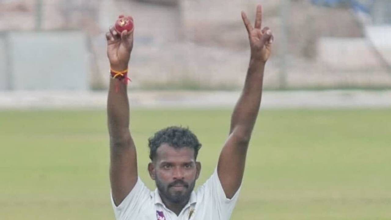 MD Nidheesh gestures with the ball in hand, Kerala vs Saurasthra, Ranji Trophy, 2nd day, Mangalapuram, November 9, 2025
