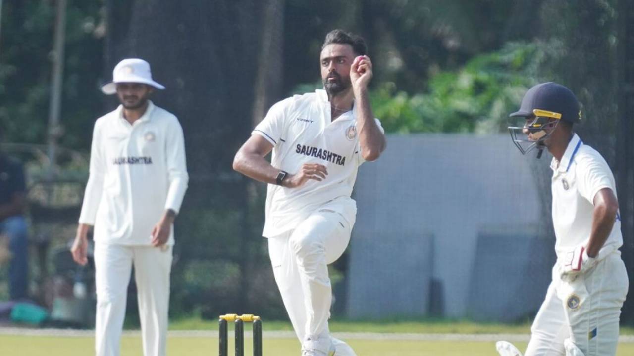Jaydev Unadkat runs in to bowl a delivery, Kerala vs Saurasthra, Ranji Trophy, 2nd day, Mangalapuram, November 9, 2025
