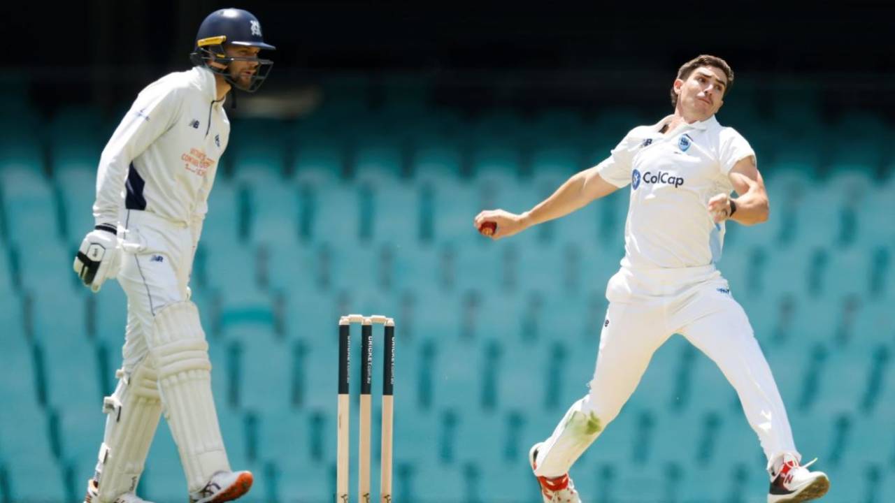 Sean Abbott left the field to be assessed, New South Wales vs Victoria, Sheffield Shield, SCG, November 12, 2025