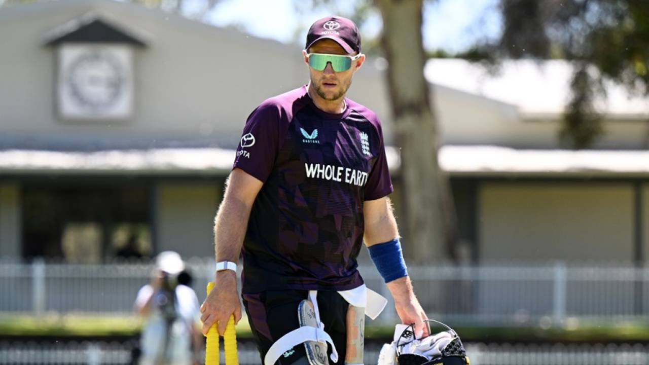 Joe Root brings out the swag as he gets ready for a training session, Perth, November 12, 2025