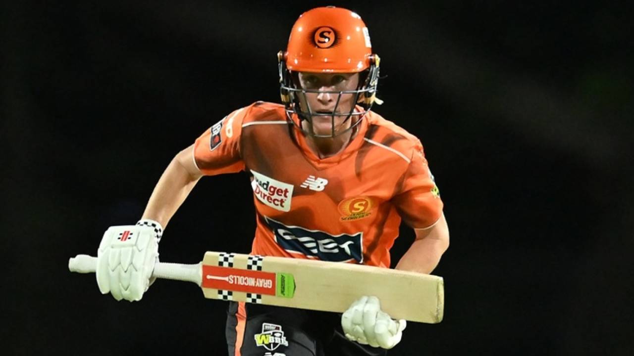 Beth Mooney sets off for a run, Brisbane Heat vs Perth Scorchers, WBBL 2025, Brisbane, November 12, 2025