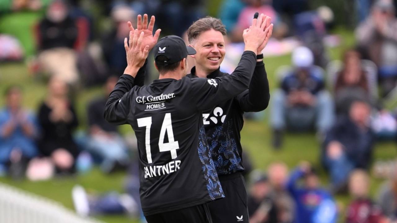 Michael Bracewell celebrates a wicket with Mitchell Santner, New Zealand vs West Indies, 5th T20I, Dunedin, November 13, 2025