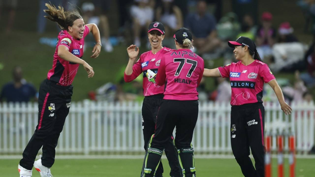 Caoimhe Bray became the seventh player to pick up a WBBL hat-trick, Sydney Thunder vs Sydney Sixers, Women's Big Bash League, Sydney, November 15, 2025