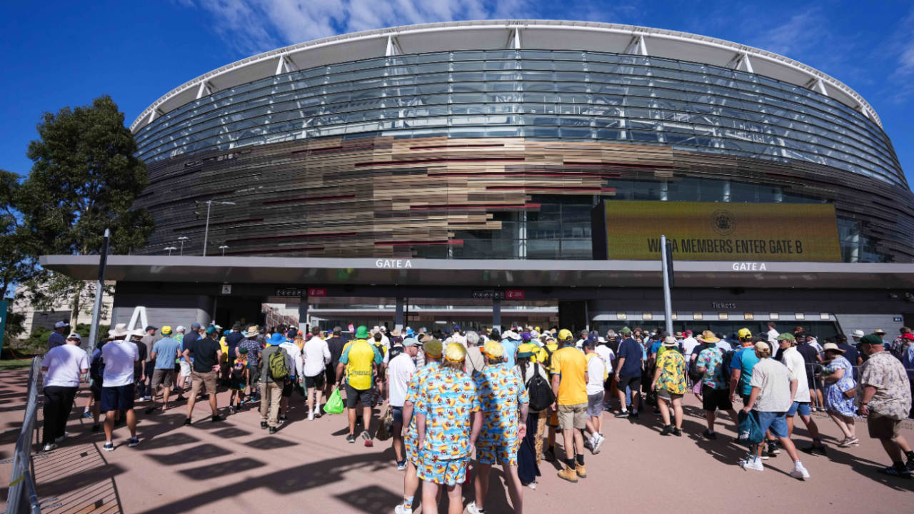 The crowds begin to arrive at Optus Stadium, Australia vs England, 1st Test, The Ashes, Perth Stadium, November 21, 2025