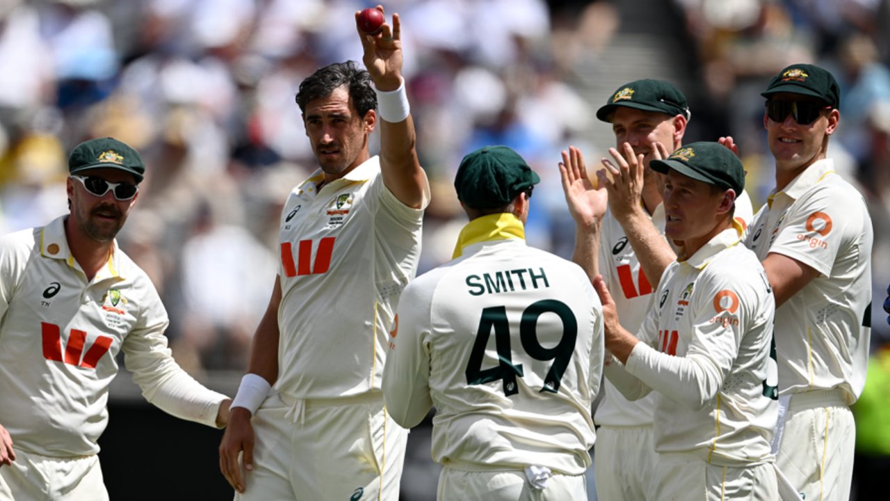Mitchell Starc acknowledges his five-wicket haul, Australia vs England, 1st Test, The Ashes, Perth Stadium, November 21, 2025
