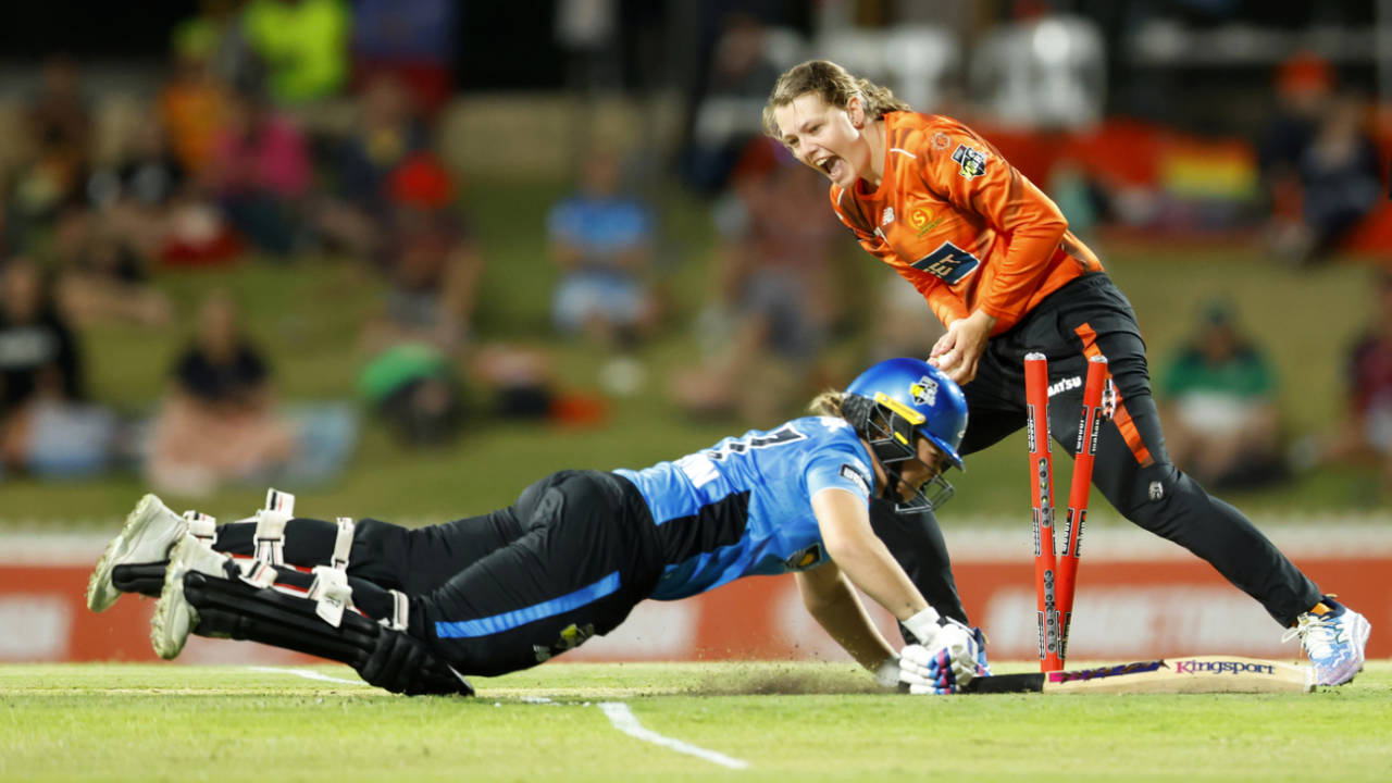 Amy Edgar took four wickets to seal a win for her team, Perth Scorchers vs Adelaide Strikers, 
WBBL, Perth, November 22, 2025