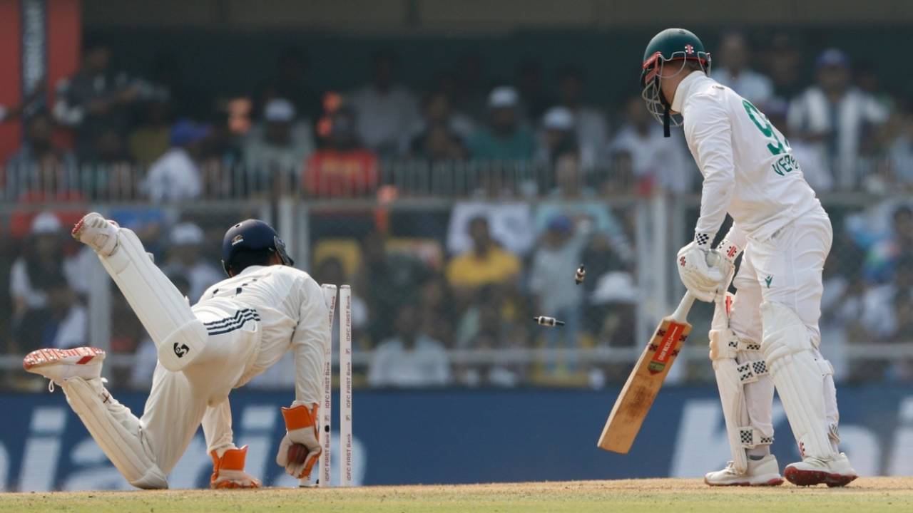 Rishabh Pant breaks the stumps and that's the end of Kyle Verreynne, India vs South Africa, 2nd Test, Guwahati, 2nd day, November 23, 2025