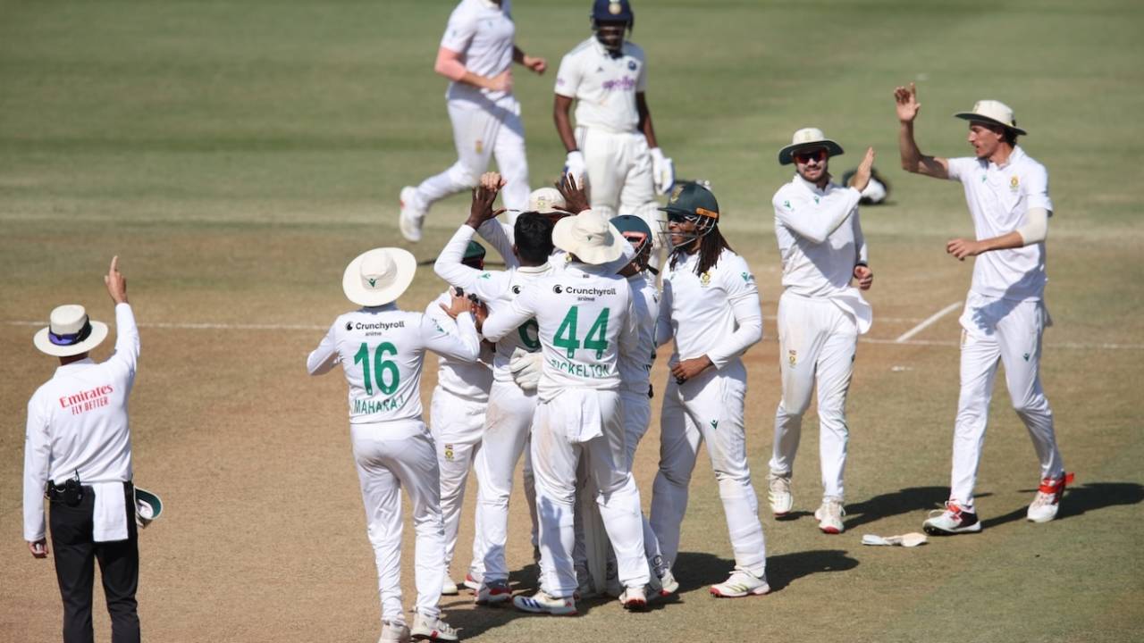 The South African team gets together to celebrate Senuran Muthusamy's first wicket , India vs South Africa, 2nd Test, Guwahati, 5th day, November 26, 2025