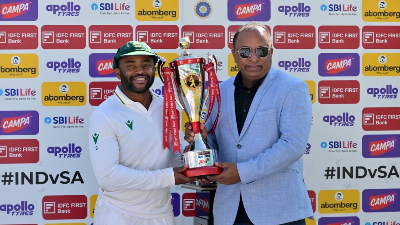 Temba Bavuma receives the series trophy from Devajit Saikia, India vs South Africa, 2nd Test, Guwahati, 5th day, November 26, 2025