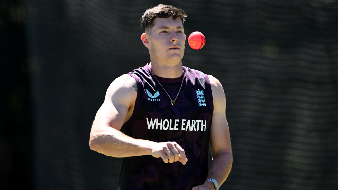 Matthew Potts gets the pink ball in hand, Canberra, November 27, 2025