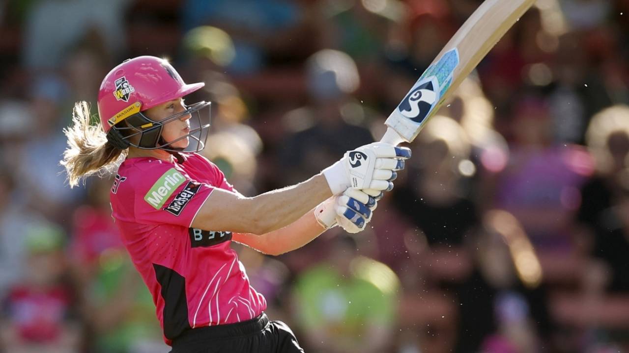 Ellyse Perry stayed unbeaten in the chase, Sydney Sixers vs Sydney Thunder, WBBL, Sydney, November 30, 2025