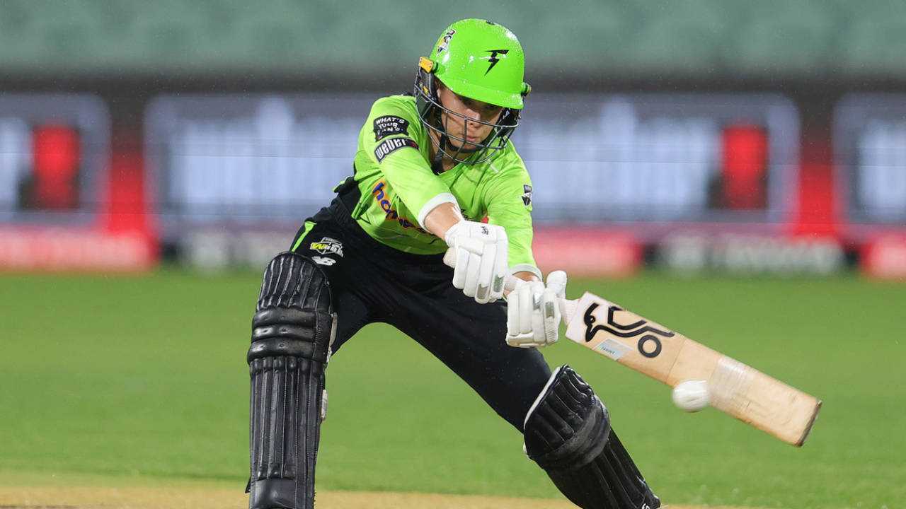 Phoebe Litchfield reaches out to play a shot, Adelaide Strikers vs Sydney Thunder, Adelaide, November 28, 2025