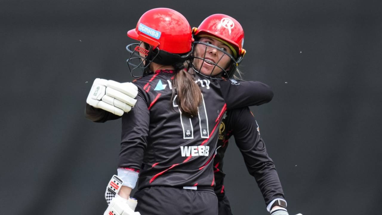 Georgia Wareham celebrates hitting the winning runs with Courtney Webb, Melbourne Renegades vs Sydney Sixers, WBBL, Melbourne, December 5, 2025