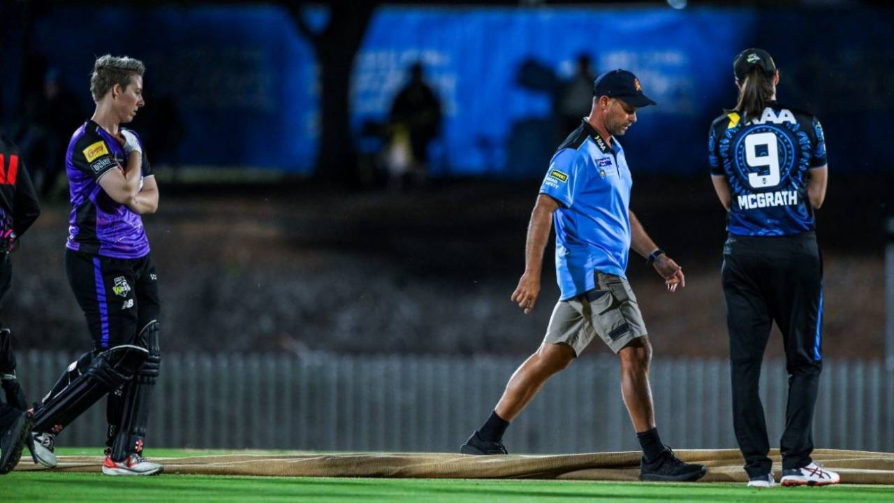 Elyse Villani and Tahlia McGrath inspect the pitch with groundsman Trent Kelly, Adelaide Strikers vs Hobart Hurricanes, WBBL, Adelaide, December 5, 2025
