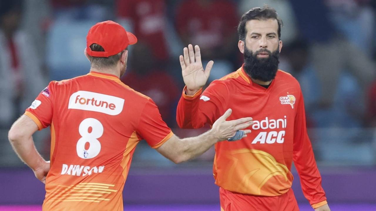 Moeen Ali celebrates a wicket with Liam Dawson, Dubai Capitals vs Gulf Giants, ILT20 2025-26, Dubai, December 6, 2025