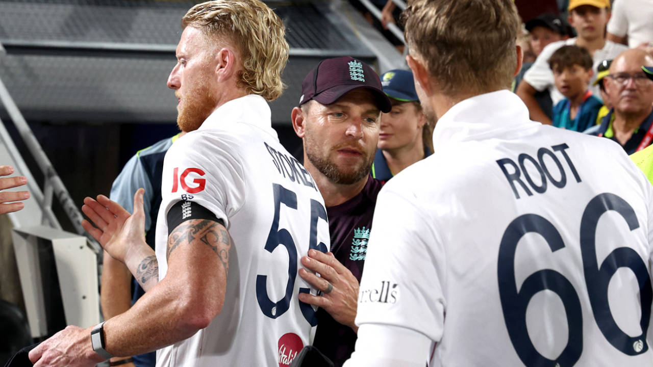 Brendon McCullum shakes hands with his players, Australia vs England, 2nd Test, Brisbane, 4th day, December 7, 2025