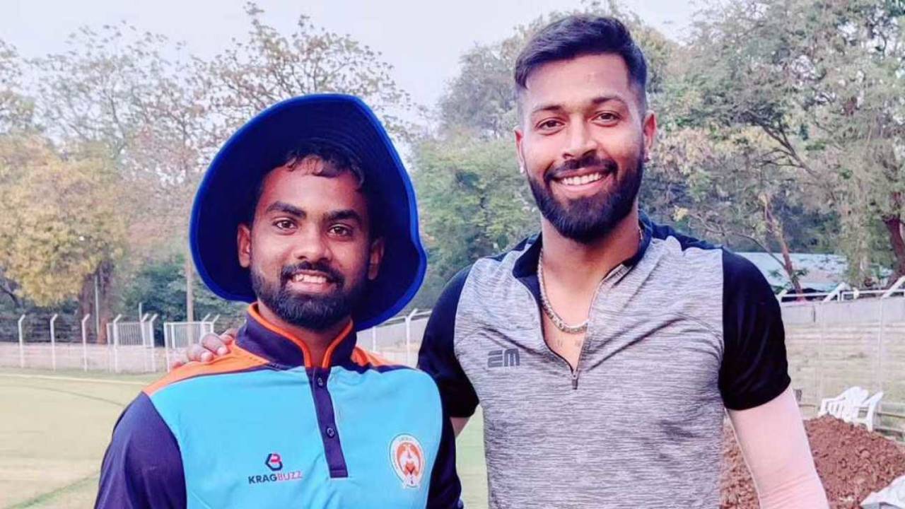Amit Pasi strikes a pose with Hardik Pandya