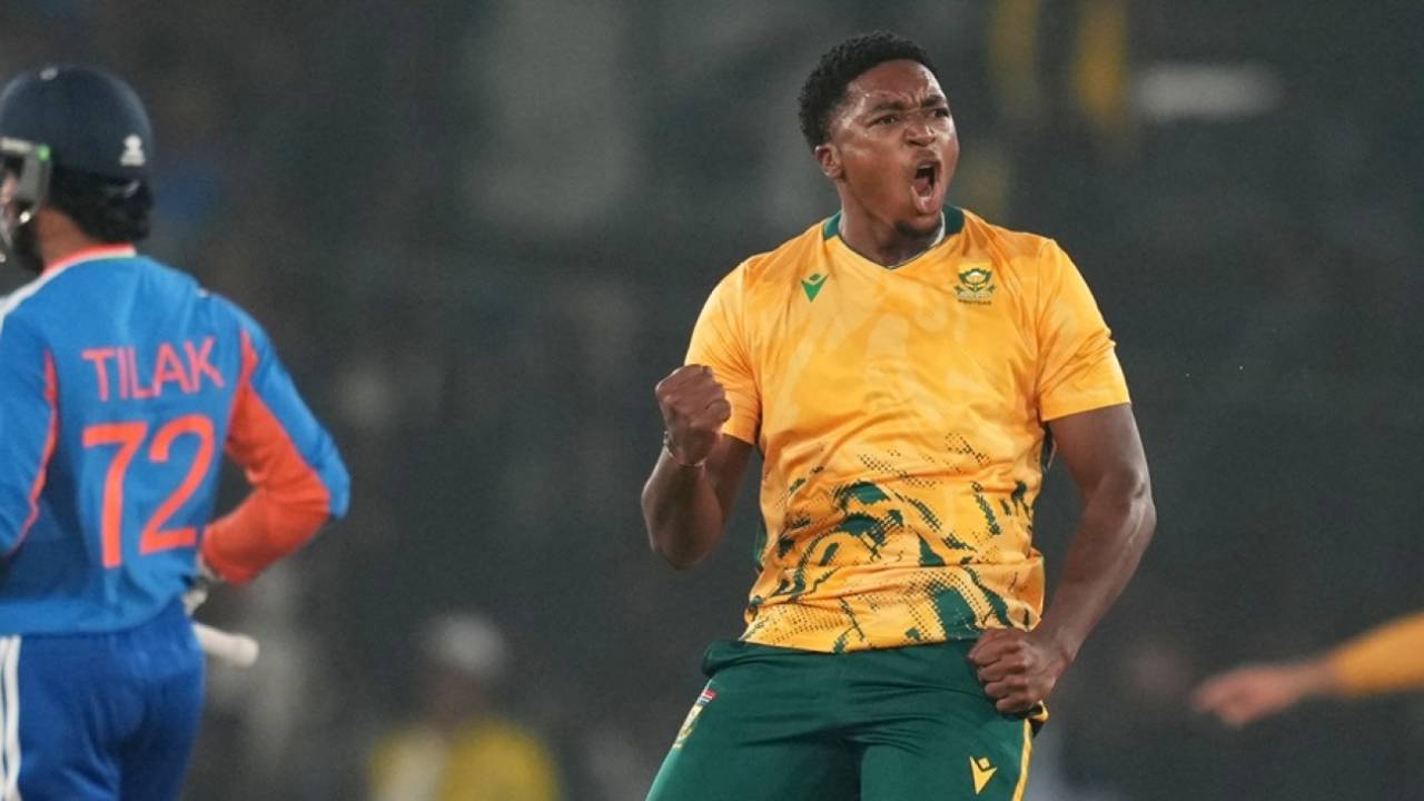 Lutho Sipamla exults after dismissing the free-flowing Abhishek Sharma, India vs South Africa, 1st T20I, Cuttack, December 9, 2025